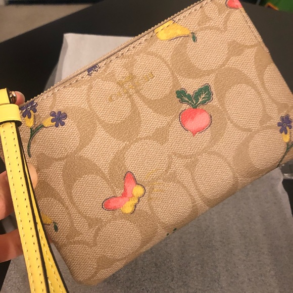 Coach Corner Zip Wristlet In Signature Canvas With Dreamy Veggie Print - Picture 6 of 7
